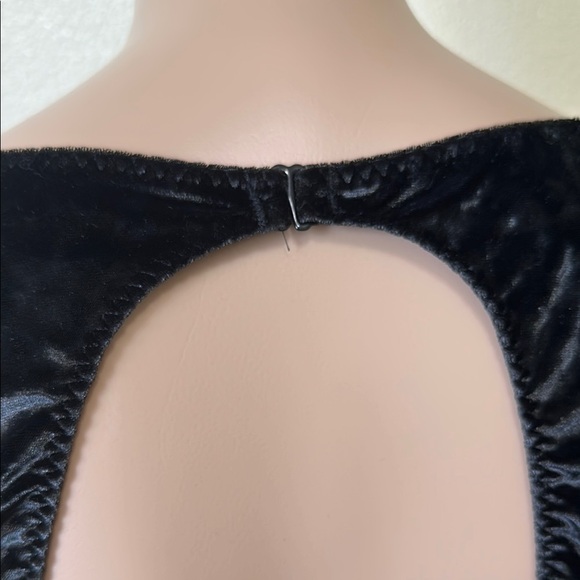 Victoria secret- Elegant Black Velvet Bodysuit - Picture 4 of 7
